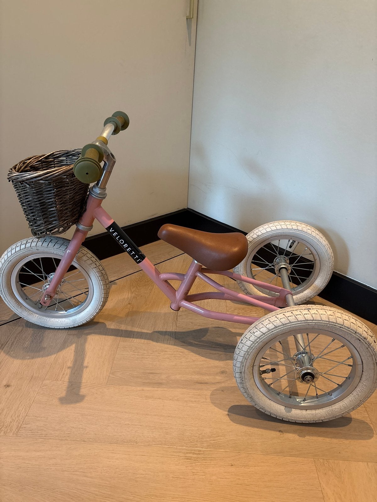 Veloretti driewieler - Roze met mandje, Ophalen, Zo goed als nieuw, Minder dan 16 inch