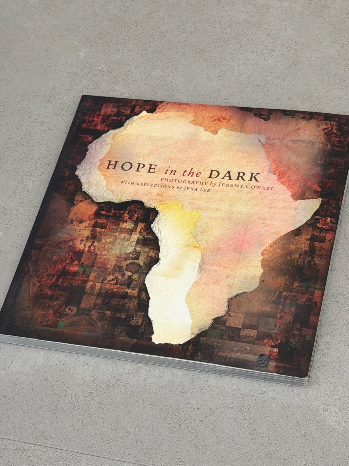 Hope in the Dark - Fotoboek over Afrika, Boeken, Ophalen of Verzenden, Zo goed als nieuw, Fotografie algemeen