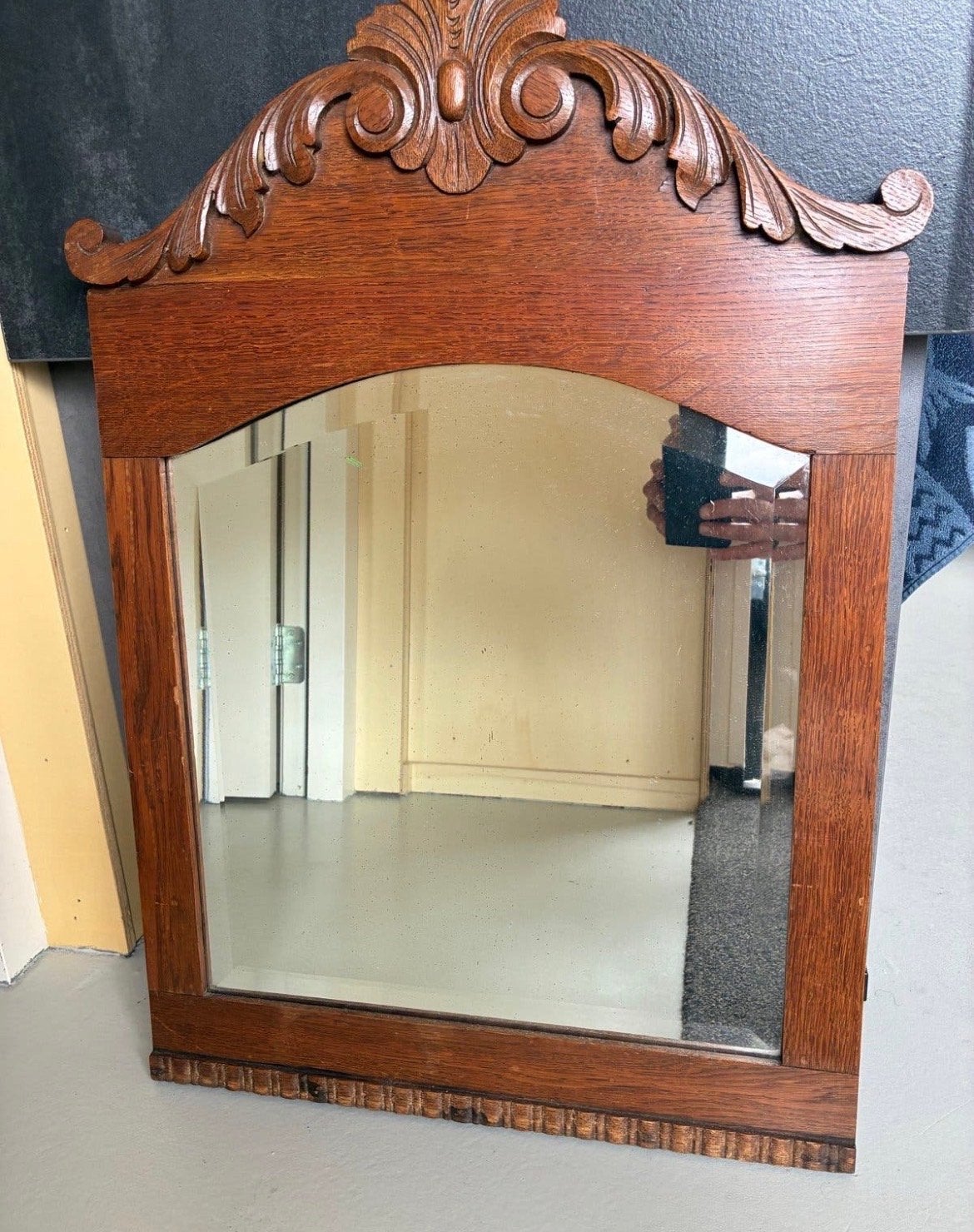 Antieke spiegel met houtsnijwerk, Antiek en Kunst, Ophalen, Rechthoekig, 50 tot 100 cm, 100 tot 150 cm
