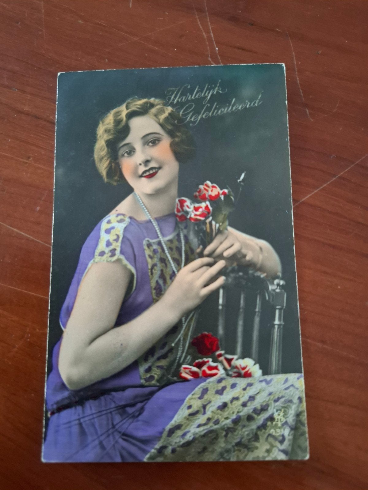 Oude Ansichtkaart: Vrouw met Rozen, jaren '30, Ophalen of Verzenden, 1920 tot 1940, Gelopen, Overige thema's