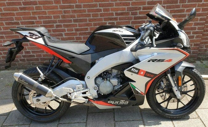 Aprilia RS4 50 Marco Melandri SBK 33 replica - Topstaat!, Fietsen en Brommers, Brommers | Overige merken, 6 versnellingen, Zo goed als nieuw
