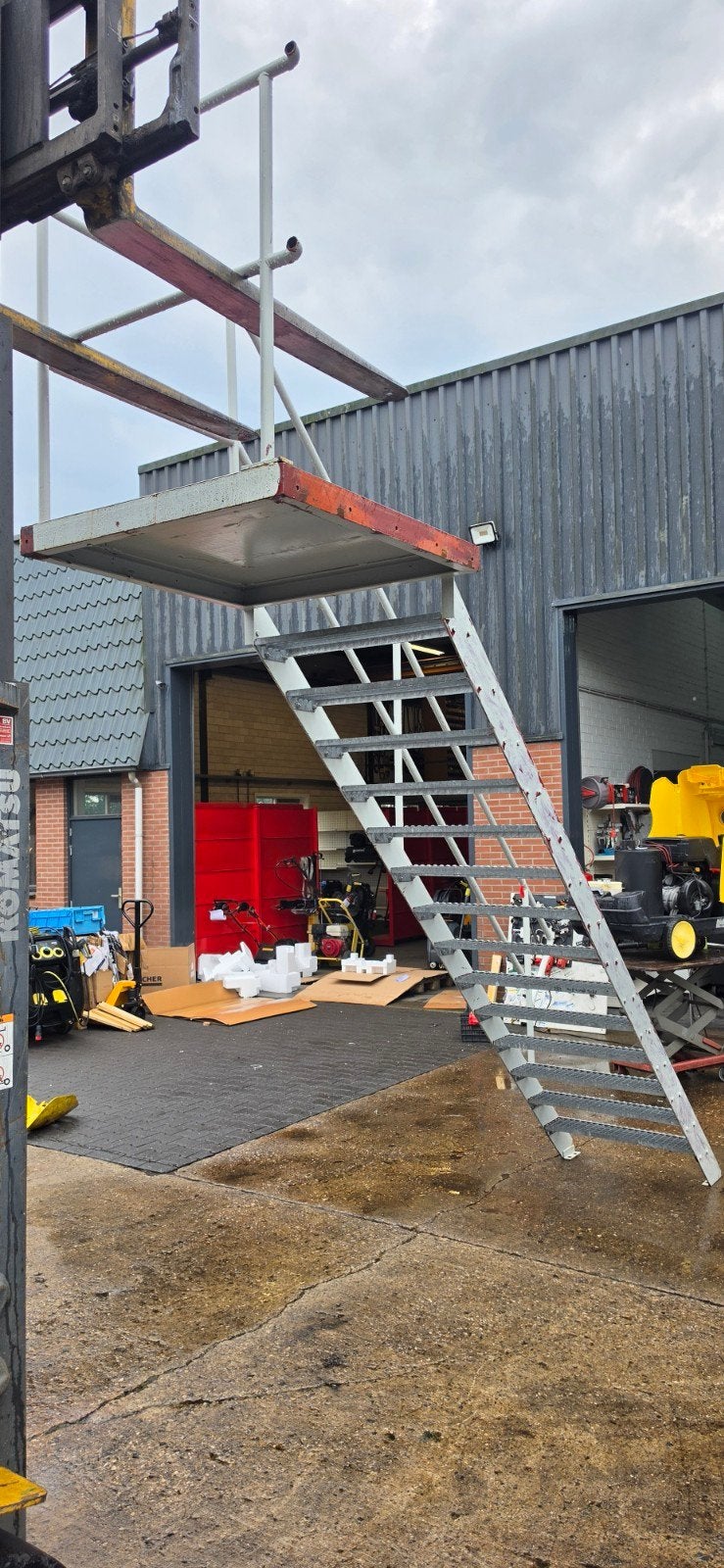 stalen trap met bordes grijs hoog 2.75mtr nor078, Doe-het-zelf en Verbouw, Ladders en Trappen, Ophalen of Verzenden, 2 tot 4 meter