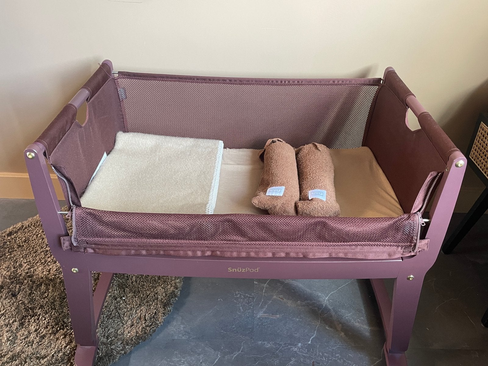 Co-sleeper SnüzPod 5, Burgundy, incl matras en wolle deken., Ophalen, Zo goed als nieuw, Wieg