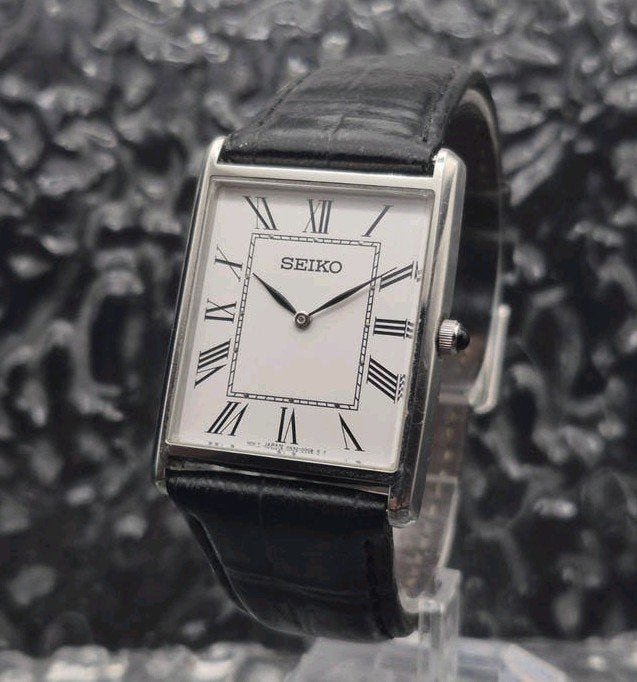 Seiko Tank Ref. 4N30-00G0 Quartz Witte Plaat Roman Numerals, 1-26-1, Ginza, Chuo-ku, Tokyo 104-8110, Japan, Seiko, Gebruikt, Seiko Watch Corporation