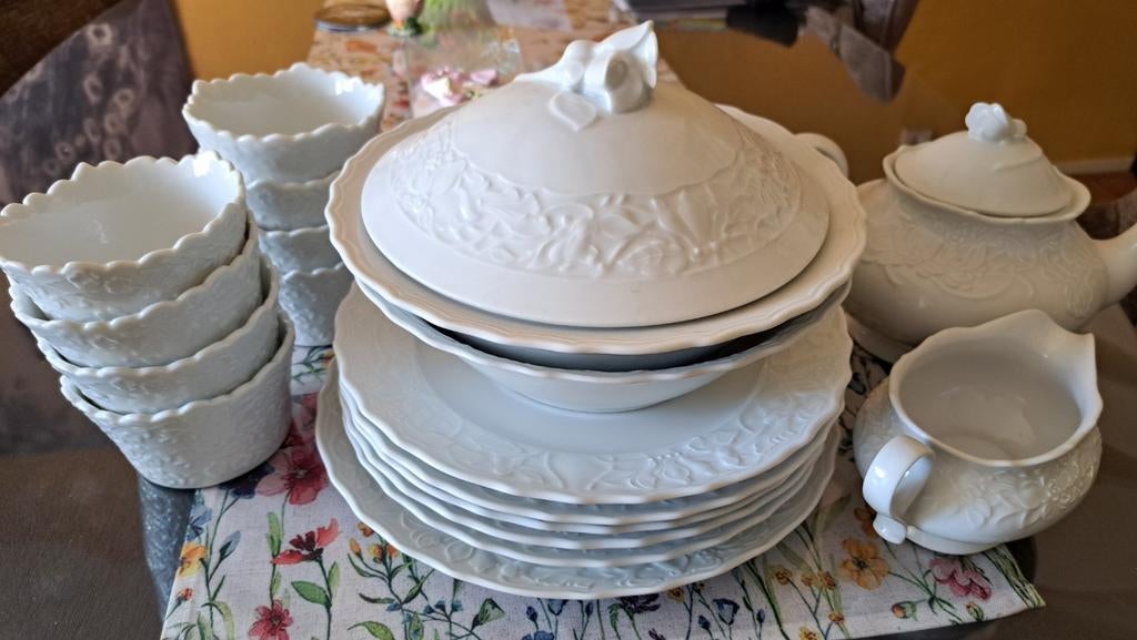 Wit serviesgoed met reliëf, Antiek en Kunst, Antiek | Servies los, Ophalen of Verzenden
