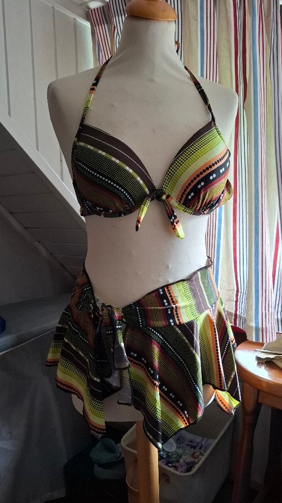Bikini, groen/geel, halter, + wikkelrokje nieuw mt XL 25,00, Ophalen of Verzenden, Nieuw, Meerkleurig, Bikini