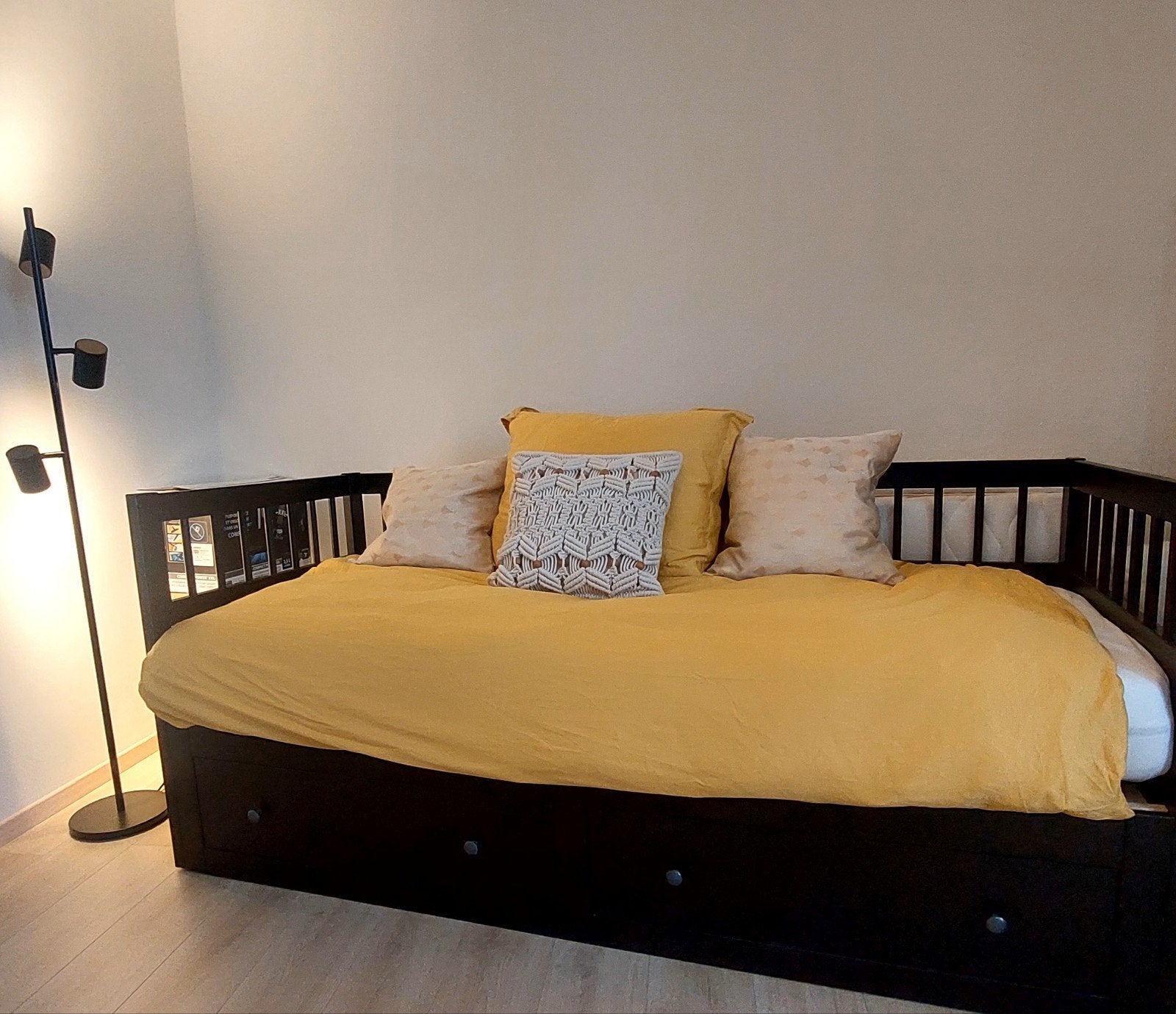 IKEA Hemnes bedbank zwart, incl. lattenbodems en matrassen, Huis en Inrichting, Ophalen, Gebruikt, 90 cm, Eenpersoons