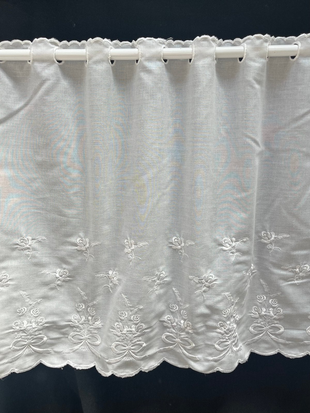 Wit vitrage valletje met bloemen 44cm hoog, Wit, Nieuw, Ophalen of Verzenden, 200 cm of meer