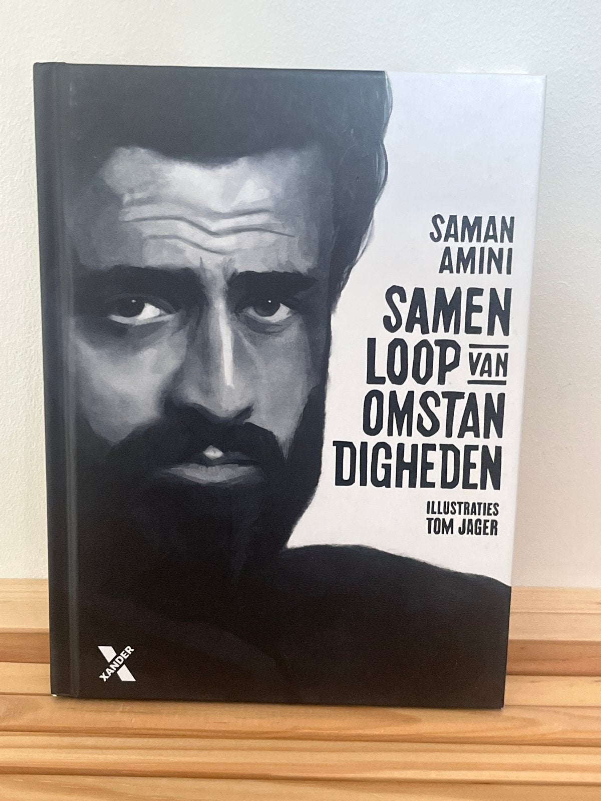 Saman Amini - Samenloop van Omstandigheden (Boek), Ophalen of Verzenden, Zo goed als nieuw, Nederland