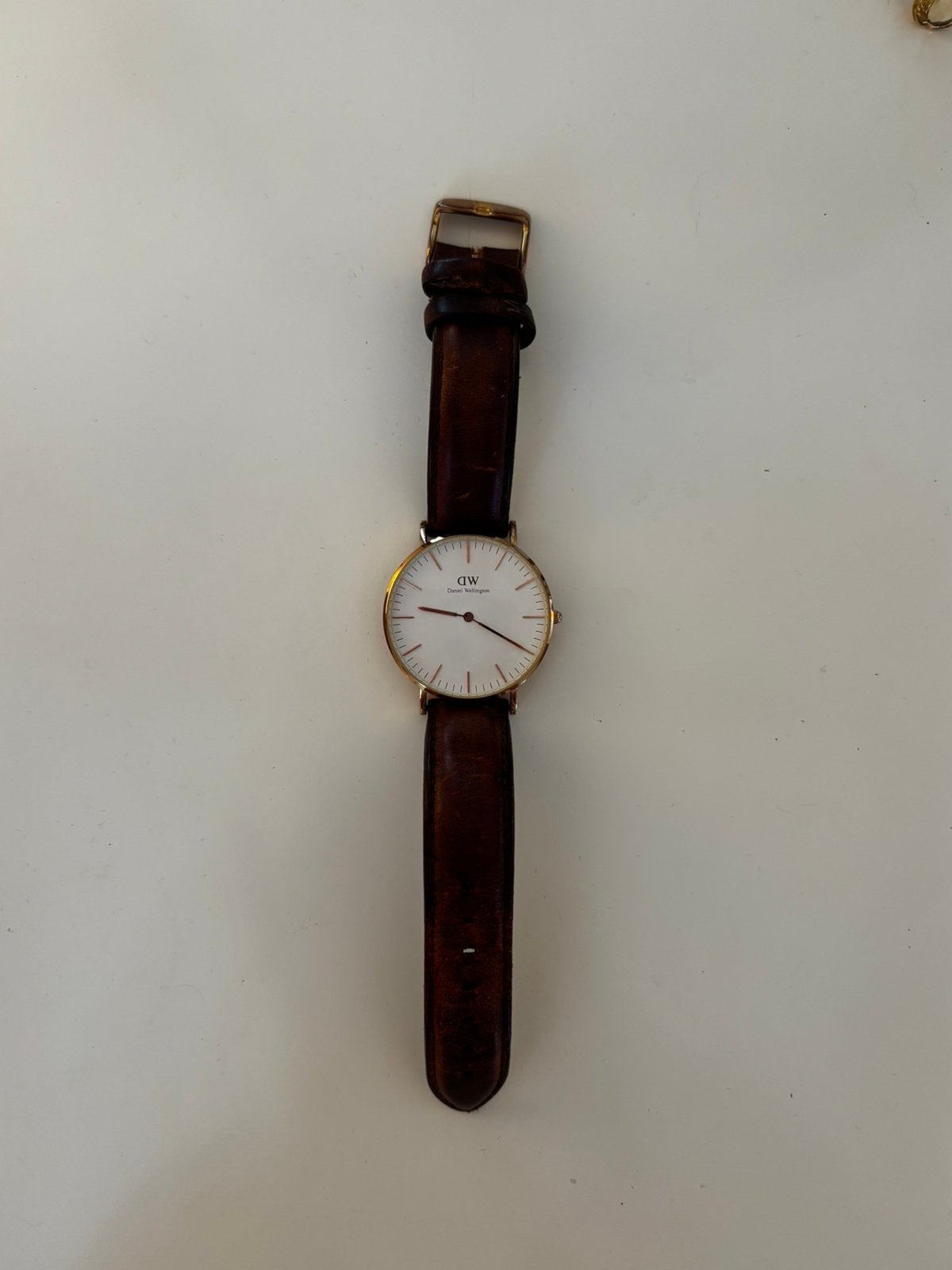 Dameshorloge Daniel Wellington goud, met bruin leren bandje, Overige merken, Staal, Polshorloge, Ophalen of Verzenden