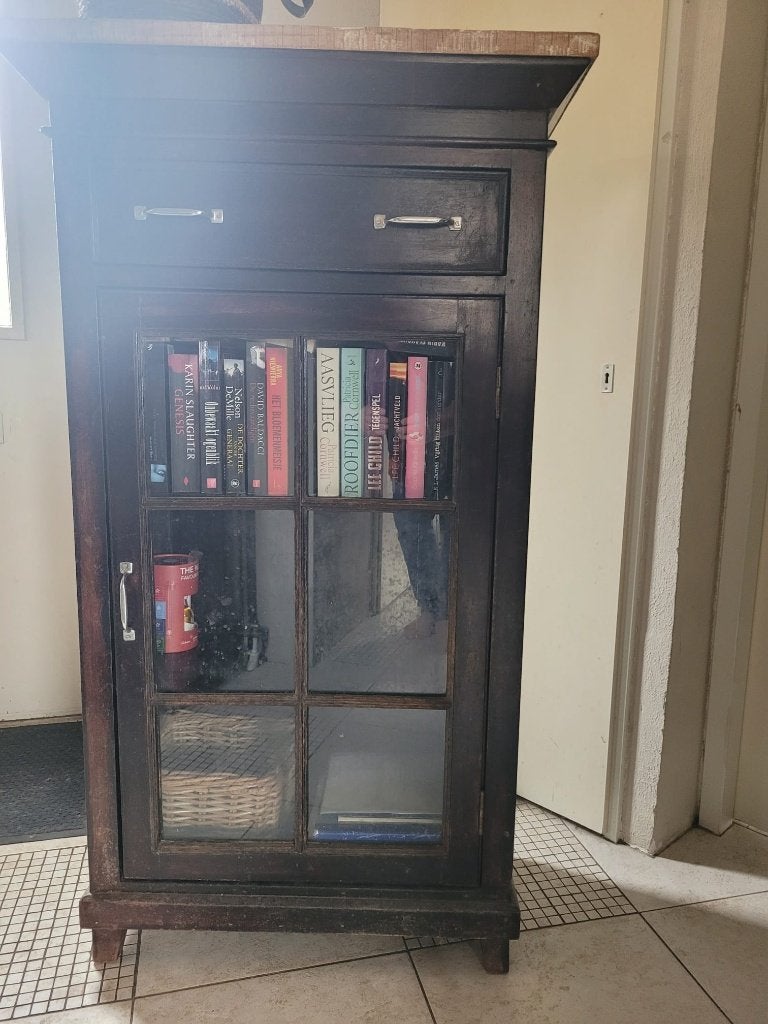 Donkerbruine kast met lade en glazen deur, Ophalen, Gebruikt, Met deur(en), 50 tot 100 cm