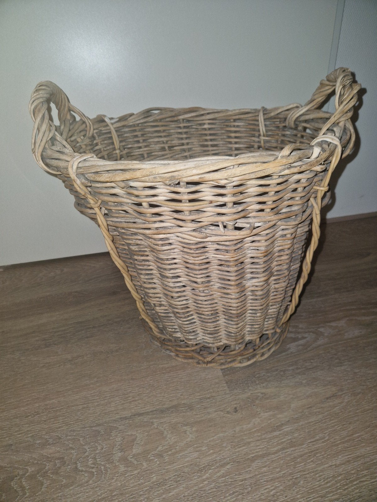 Grote rieten mand met handvatten, Huis en Inrichting, Woonaccessoires | Schalen en Manden, Gebruikt, Mand, Rond, Ophalen of Verzenden