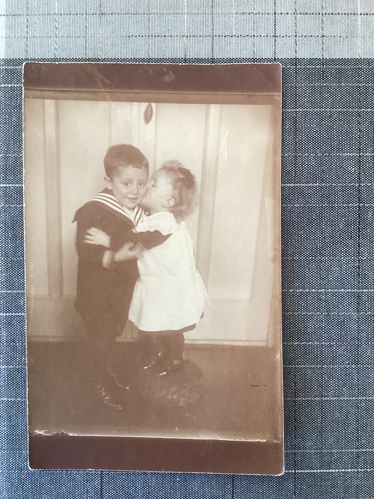 Fotokaart - portretfoto - jongetje - kind in matrozenpakje, Foto, Ophalen of Verzenden, Zo goed als nieuw, Voor 1940