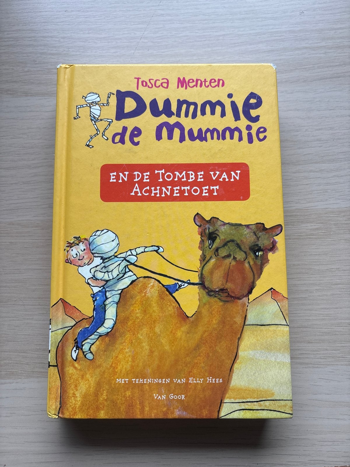 Tosca Menten - Dummie de mummie en de tombe van Achnetoet, Ophalen of Verzenden, Zo goed als nieuw, Tosca Menten