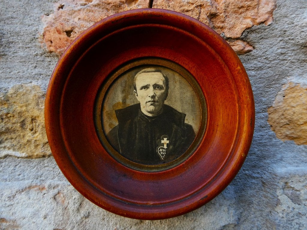 Een rond houten lijstje met een portret van Broeder Isidoor, Ophalen of Verzenden