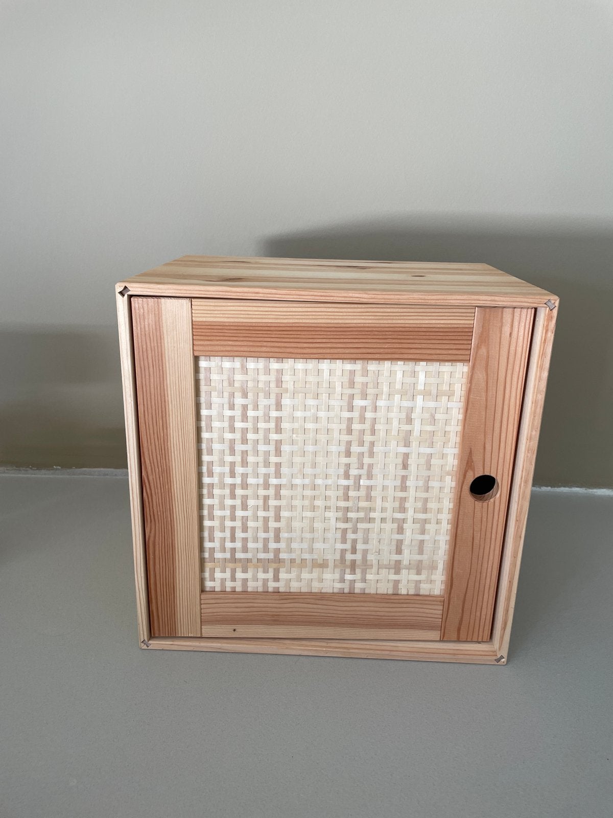 Houten kastje met rotan deur, Ophalen
