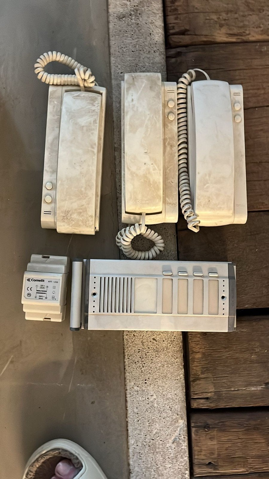 Comelit intercom systeem met 3 binnenposten en buitenunit, Ophalen of Verzenden, Gebruikt