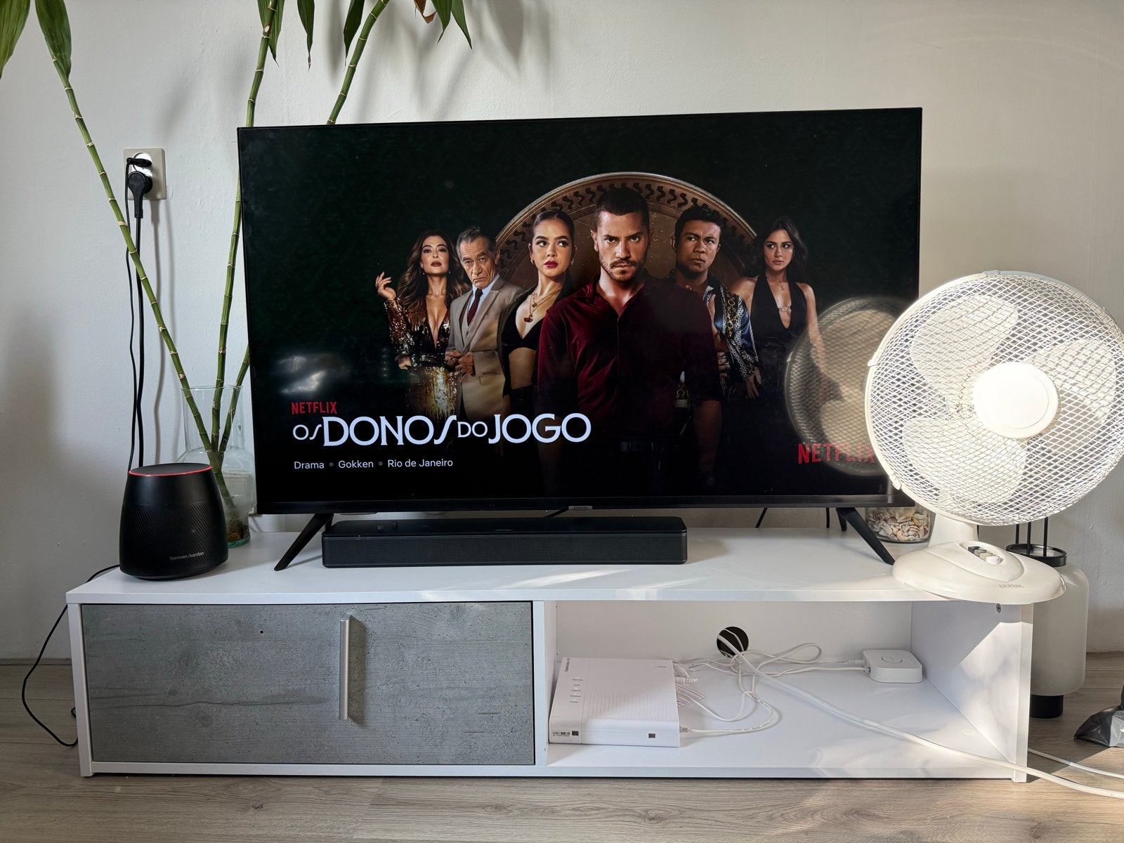 Wit grijze tv-meubel - JYSK, Huis en Inrichting, Kasten | Televisiemeubels, Ophalen, Gebruikt, 100 tot 150 cm, Minder dan 100 cm