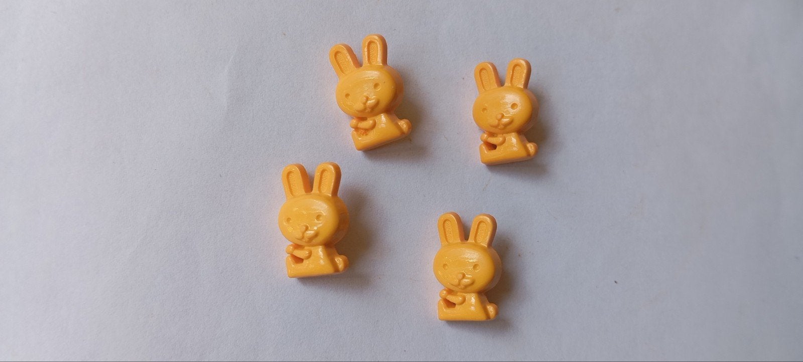 4 vintage NIJNTJE knoopjes met oog aan achterkant, Ophalen of Verzenden, Gebruikt, Poppenhuis