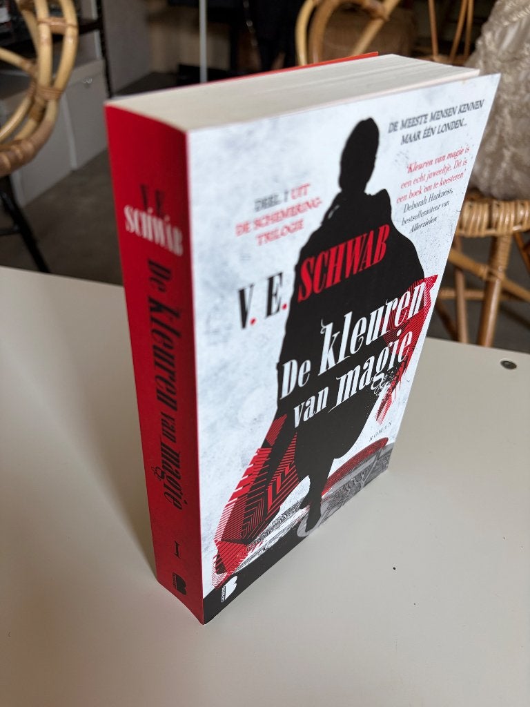 De kleuren van magie, Ophalen of Verzenden, Zo goed als nieuw, V.E. Schwab