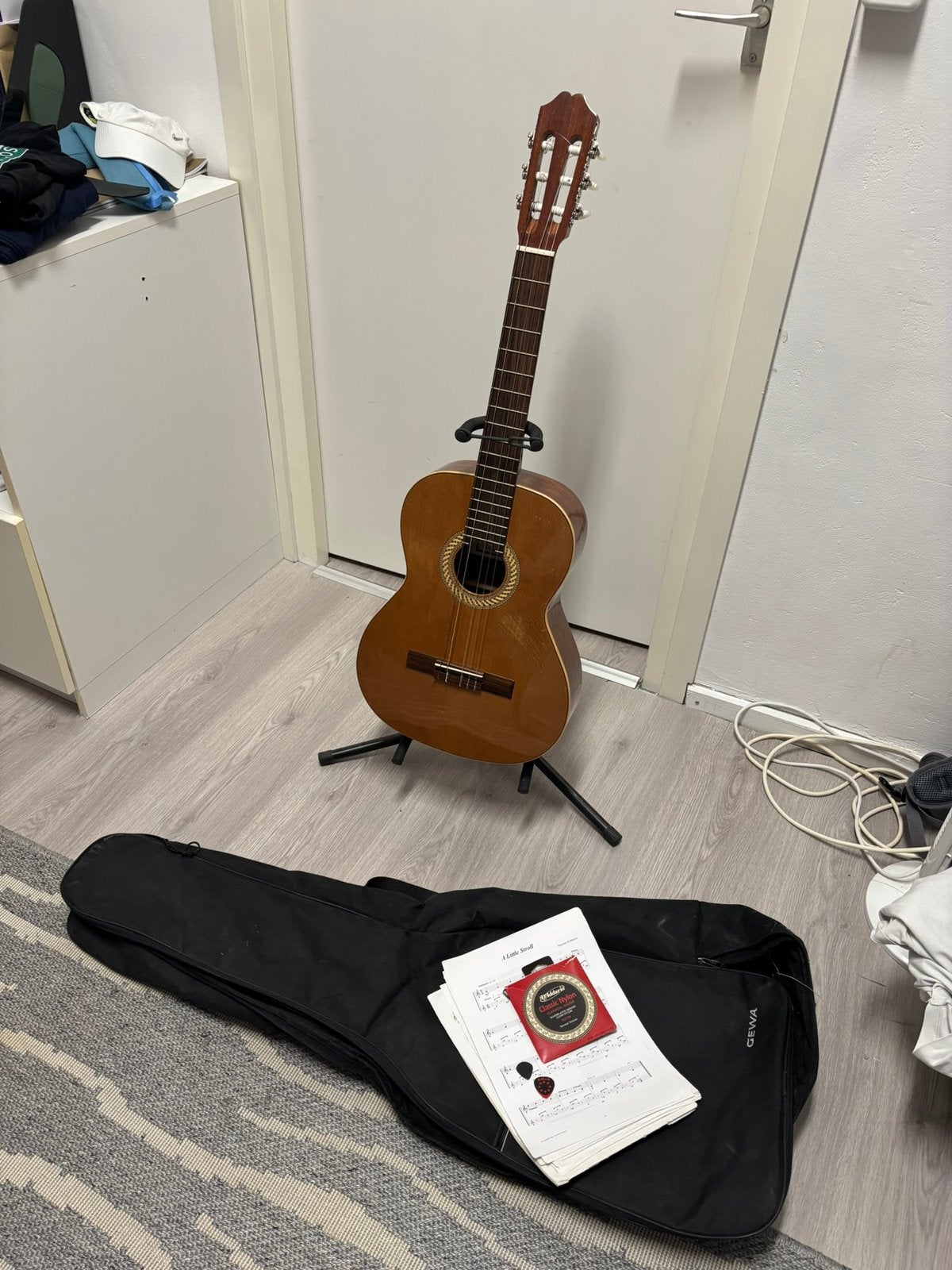 Akoestische gitaar compleet met draagtas en standaard, Muziek en Instrumenten, Ophalen, Gebruikt, Klassieke of Spaanse gitaar