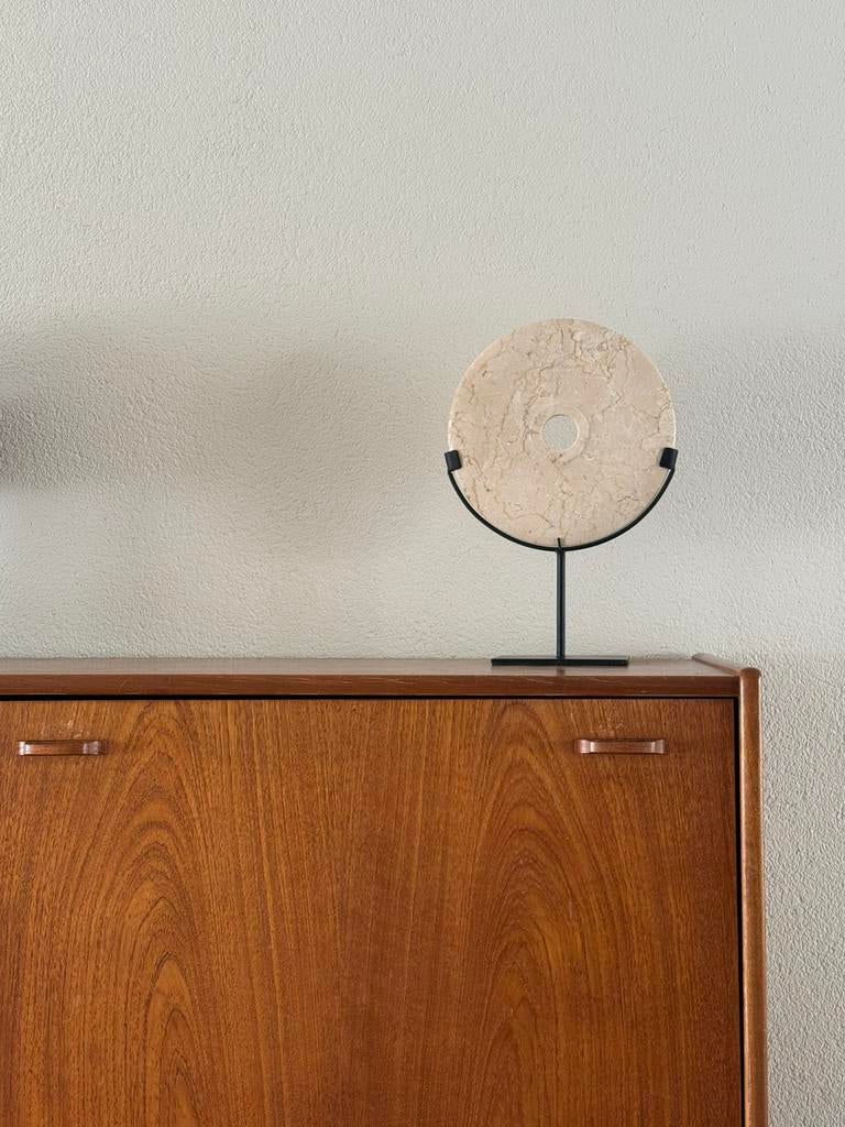 Marmeren ornament / stenen decoratie op zwarte standaard, Ophalen, Zo goed als nieuw, 25 tot 50 cm, Minder dan 50 cm