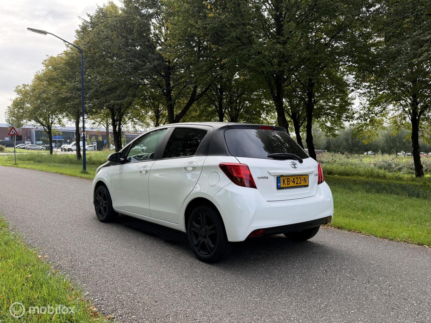 Toyota Yaris 1.0 VVT-i Aspiration Bi-Tone*SCHERM*AIRCO*NAP, Auto's, Voorwielaandrijving, Start-stop-systeem, 527 kg, Handgeschakeld