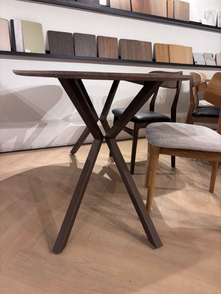 Noten massief eettafel | Kas20 Outlet Amsterdam, Huis en Inrichting, 50 tot 100 cm, Zo goed als nieuw, Modern, scandinavisch, 150 tot 200 cm