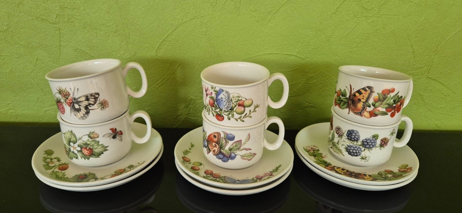 Vintage theekopjes met schotels - Vlinders en fruit, Ophalen, Keramiek, Vintage, Zo goed als nieuw
