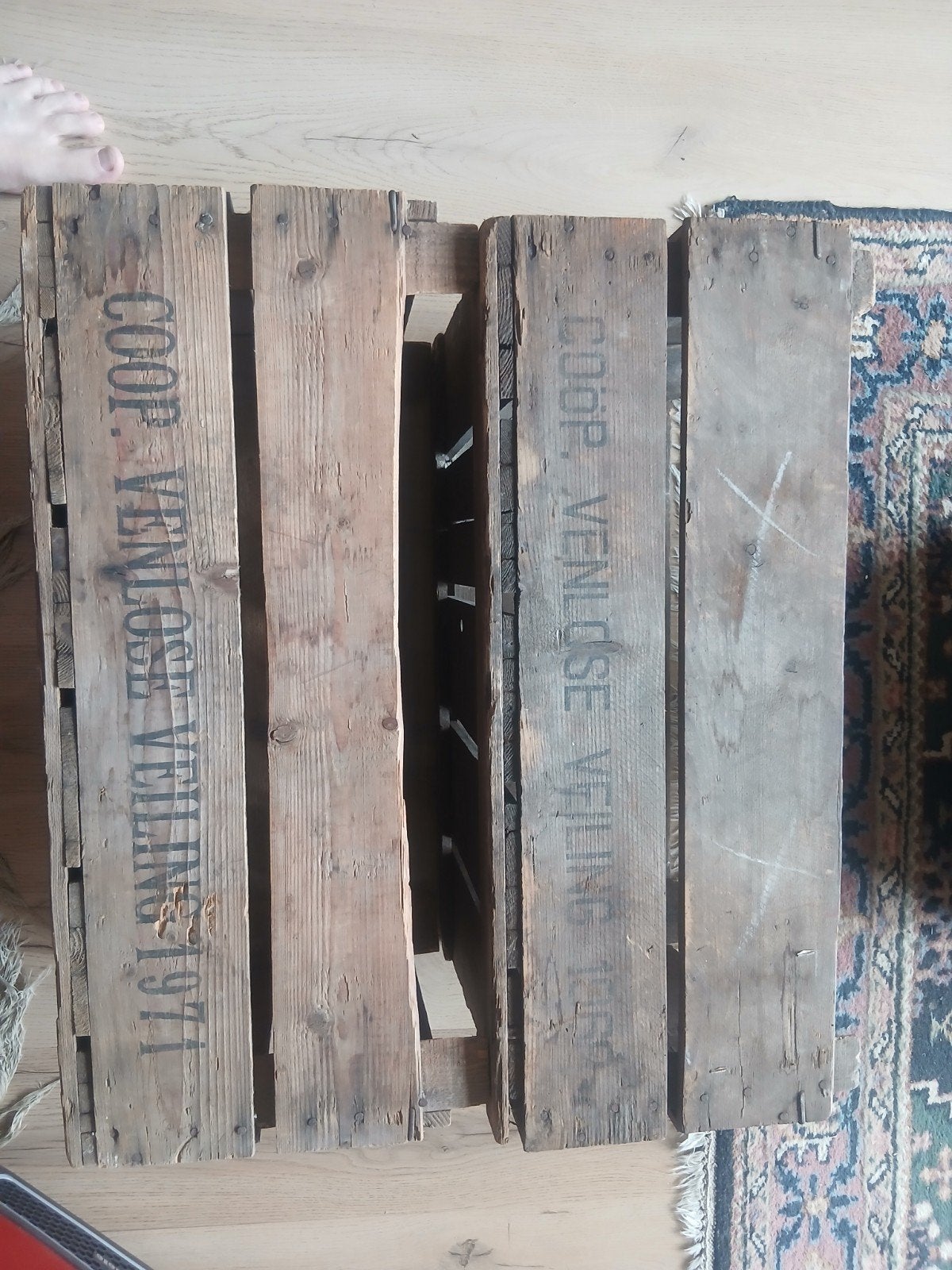 Twee oude veilingkisten - Coop Venlose Veiling 1971, Ophalen