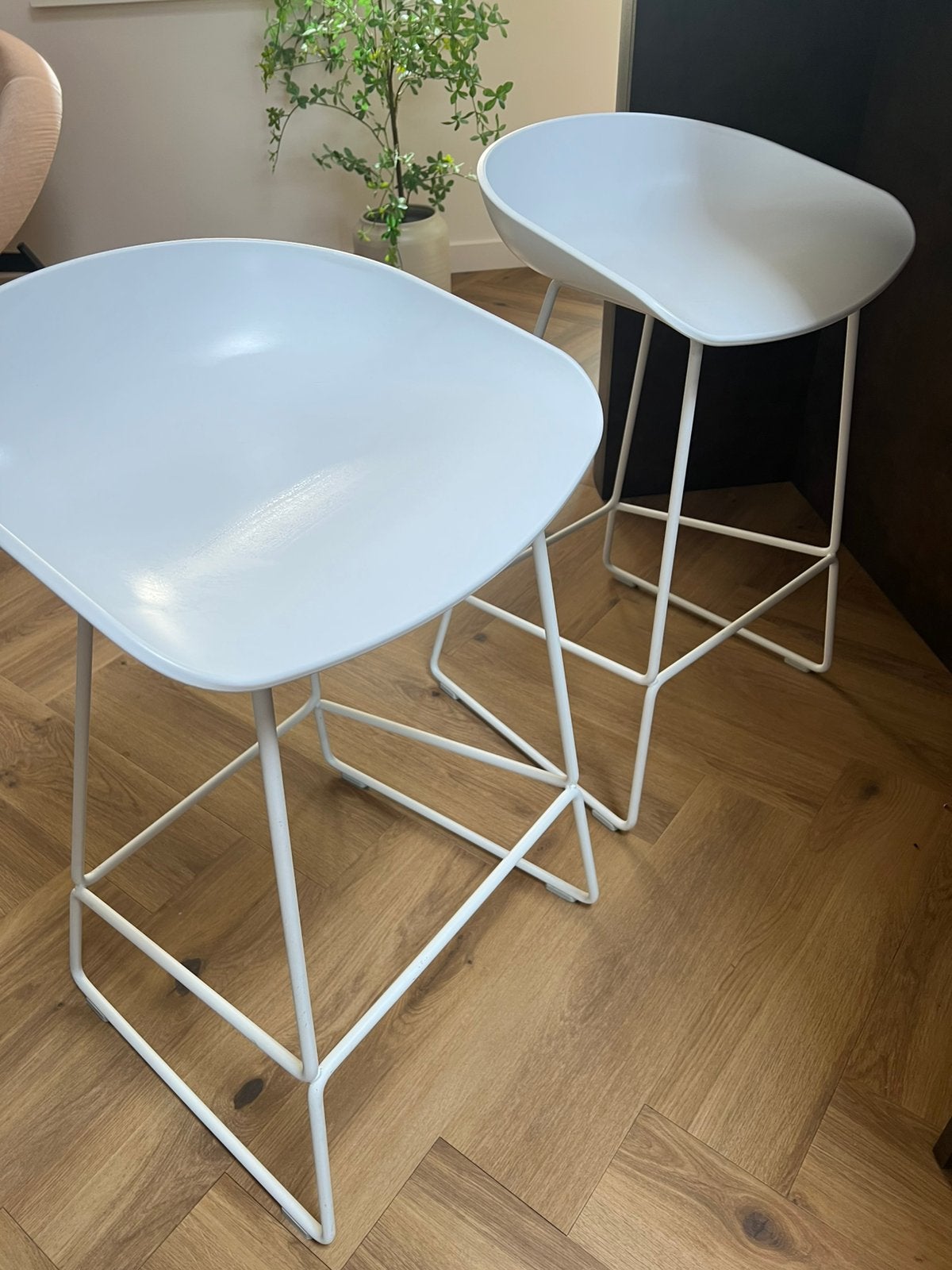 Hay about the stool, 2 krukken, Ophalen, Zo goed als nieuw, 60 tot 90 cm