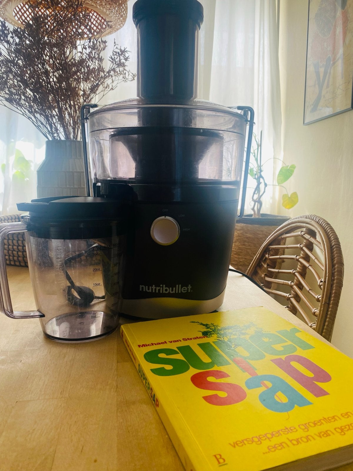 Nutri Bullet Pro Juicer + Boek met Saprecepten, Witgoed en Apparatuur, Juicers, Ophalen, Zo goed als nieuw, Elektrisch, Sapcentrifuge
