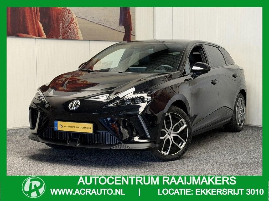 MG MG4 ELECTRIC LUXURY LONG RANGE 204 PK 64 KWH FABRIEKGARAN, Auto's, MG, Automaat, Zwart, 1675 kg, Zwart