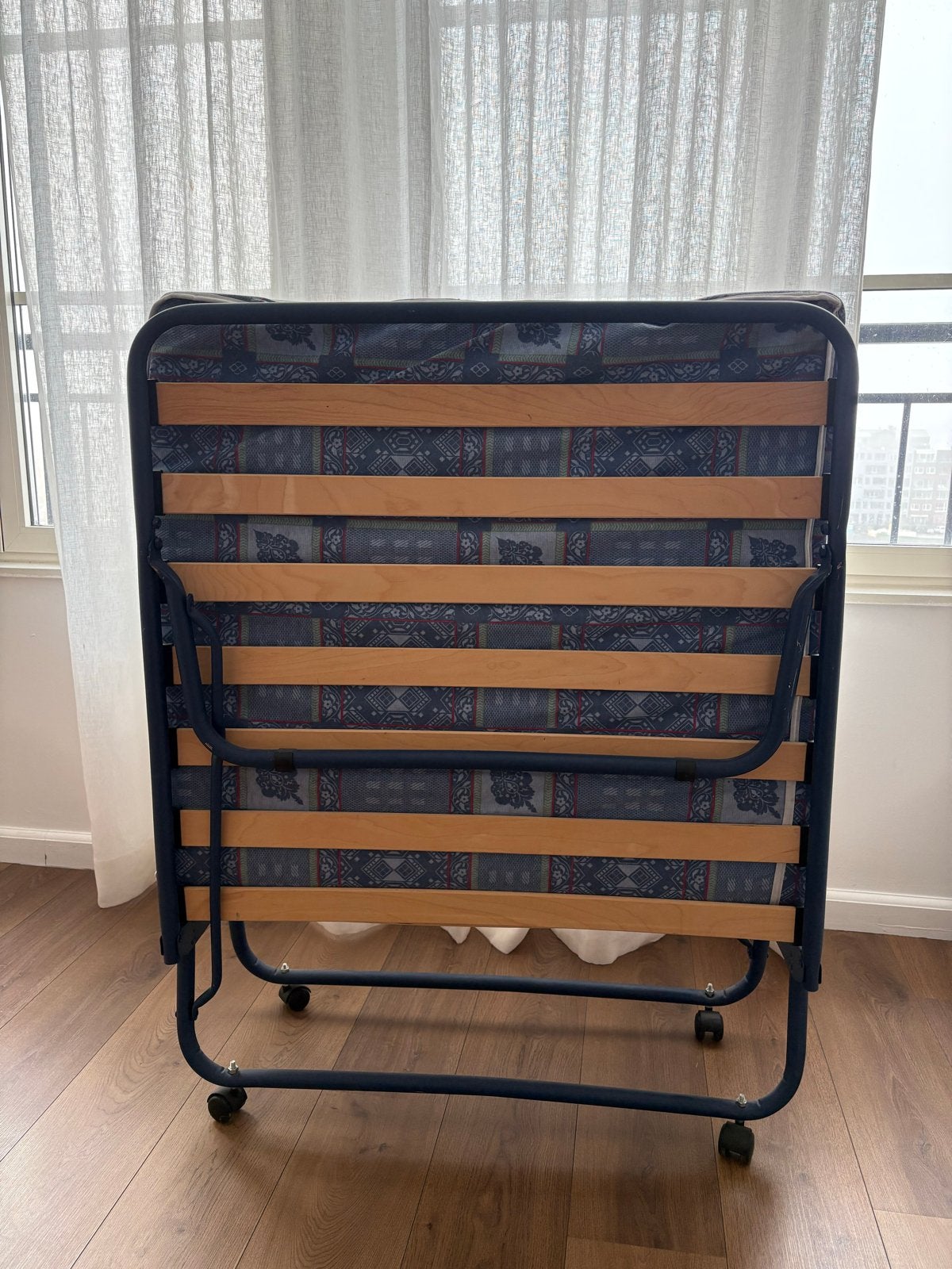 Opvouwbaar logeerbed met matras en hoes, Huis en Inrichting, Ophalen, Gebruikt, Eenpersoons, Blauw