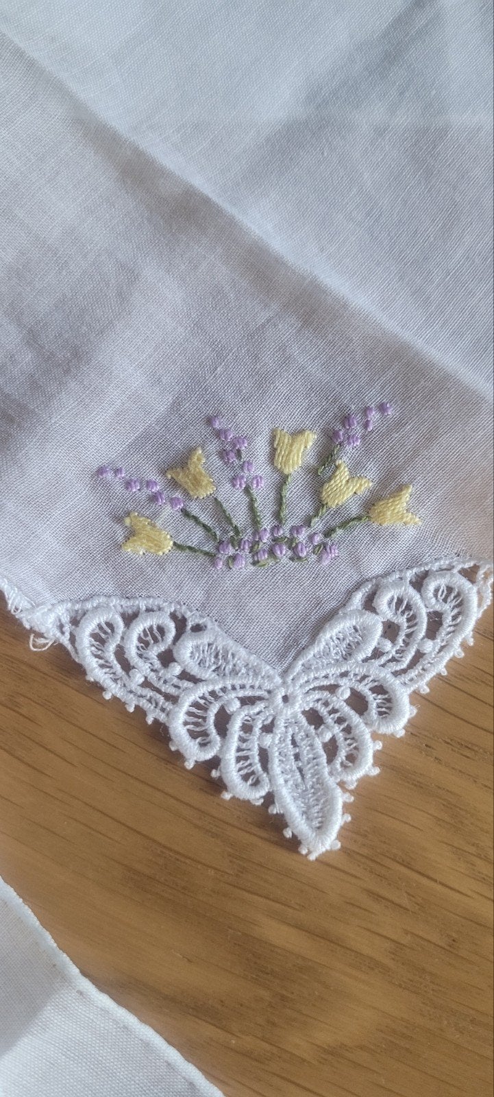 3 stuks Vintage dames-zakdoekjes, geborduurd door Oma, Antiek en Kunst, Antiek | Kleden en Textiel, Ophalen of Verzenden
