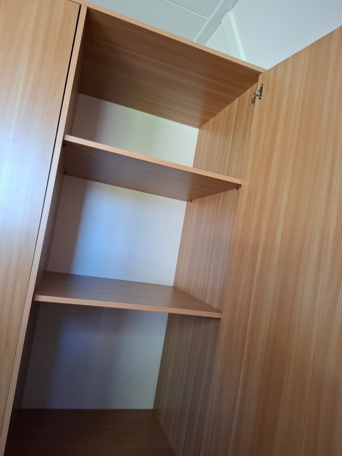 Foto 5 van Ruime kledingkast met planken, hangruimte en lades