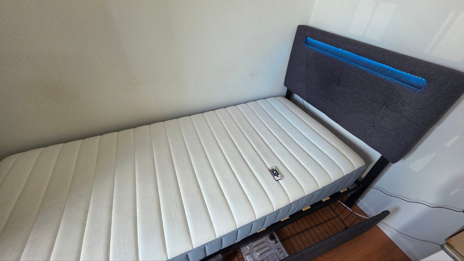Te koop: Eenpersoonsbed 90x200 cm inclusief IKEA-matras, Ophalen, 90 cm, Eenpersoons, 210 cm