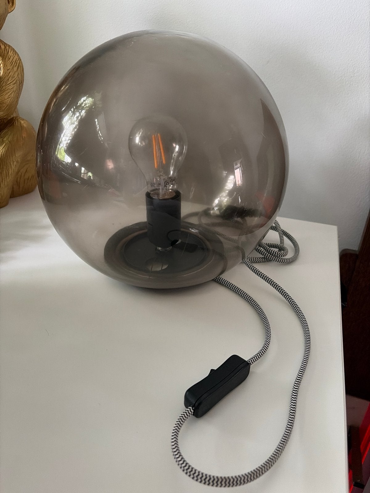 IKEA FADO tafellamp - bolvormig grijs glas, Huis en Inrichting, Lampen | Tafellampen, Ophalen of Verzenden, Zo goed als nieuw