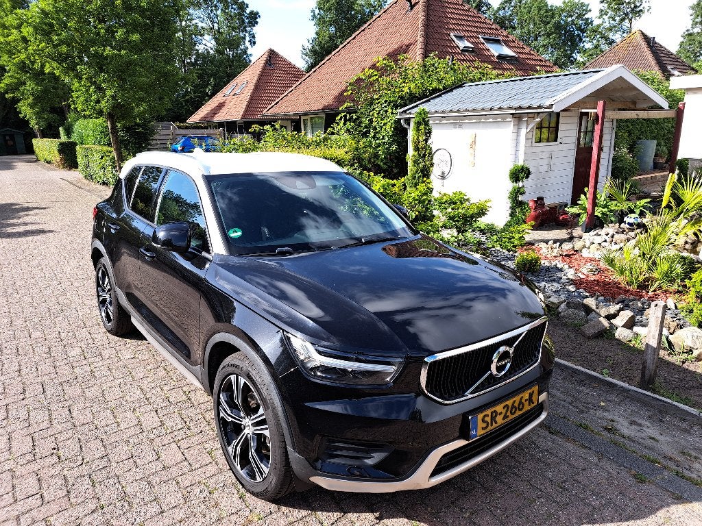 Volvo XC40 T3 156pk Momentum de Luxe, Auto's, Volvo, Voorwielaandrijving, Zwart, 156 pk, Zwart