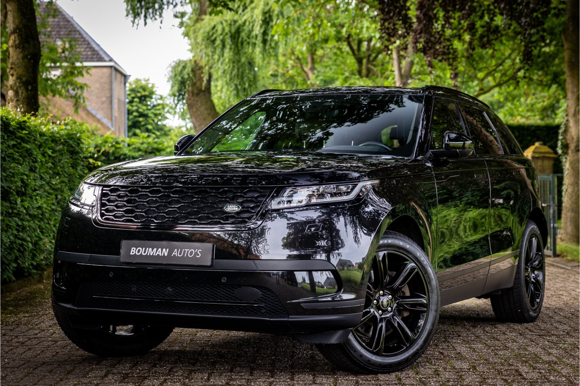 Land Rover Range Rover Velar 2.0 P400e All Black Adaptive Cr, Auto's, Automaat, Dealer onderhouden, 2174 kg, 4 cilinders