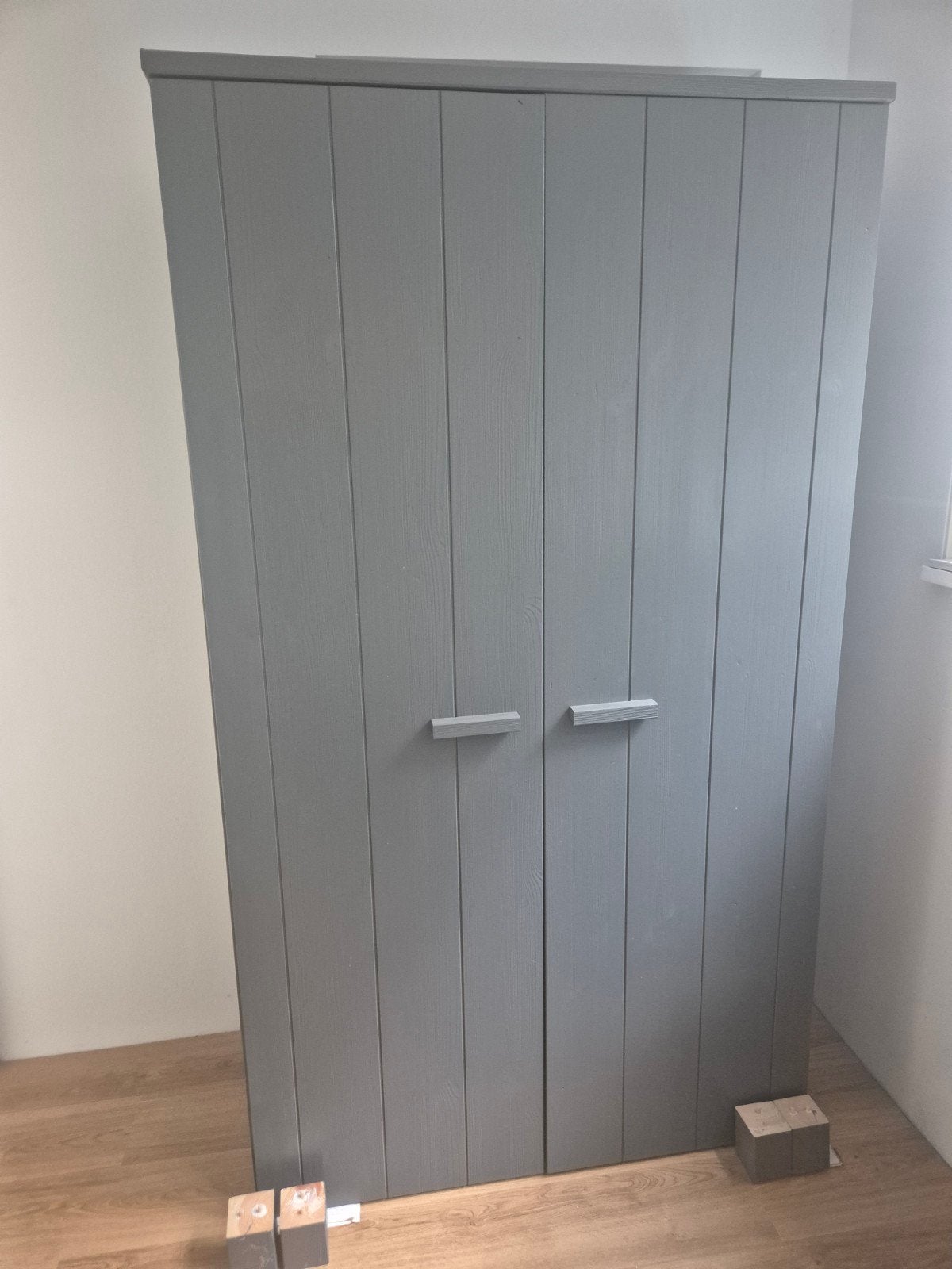 WOOOD Dennis Kast Grenen Grijs - Zo goed als nieuw, Huis en Inrichting, Kasten | Kledingkasten, Ophalen, Met deur(en), 100 tot 150 cm