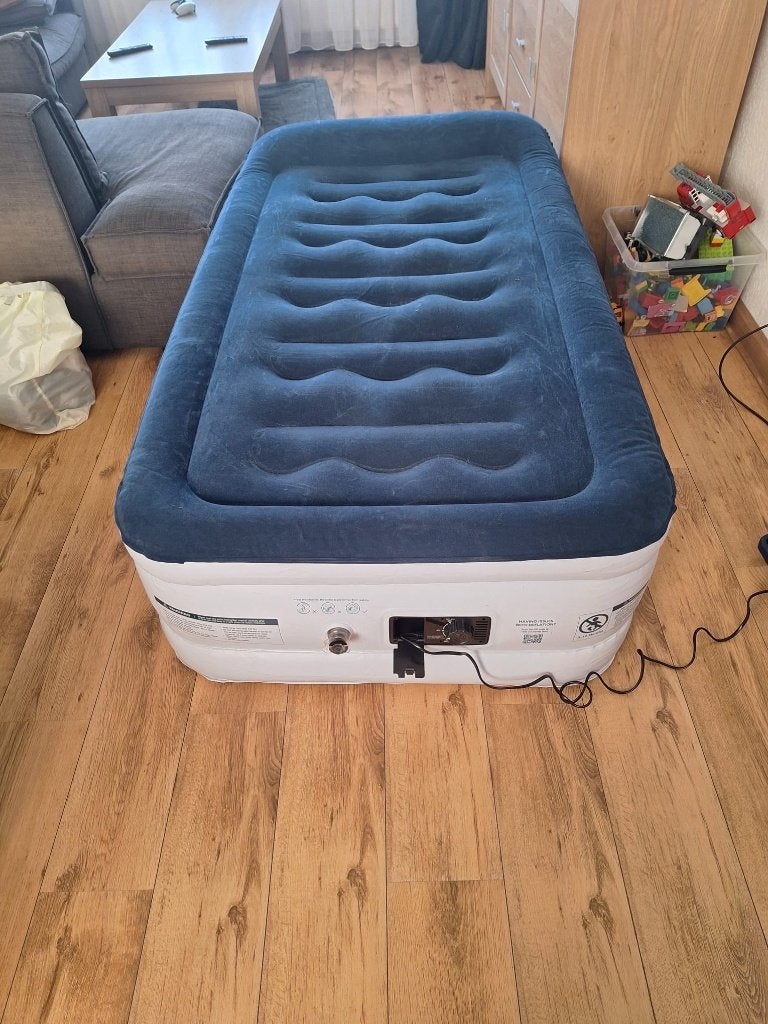 Te Koop 2 Luchtbedden, Caravans en Kamperen, Ophalen, Ingebouwde pomp, Zo goed als nieuw, 1-persoons