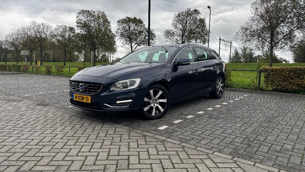 Volvo V60 D6 215pk Plug-in Hybrid 2014 Donker Blauw, Auto's, Automaat, 1849 kg, 1800 kg, Beige