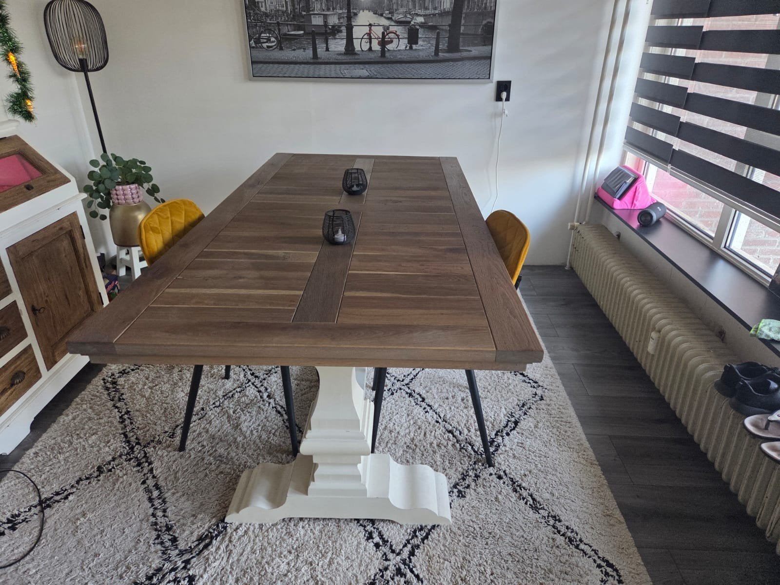 Robuuste eettafel met houten blad en witte onderstellen, 100 tot 150 cm, 200 cm of meer, Ophalen of Verzenden, Vier personen