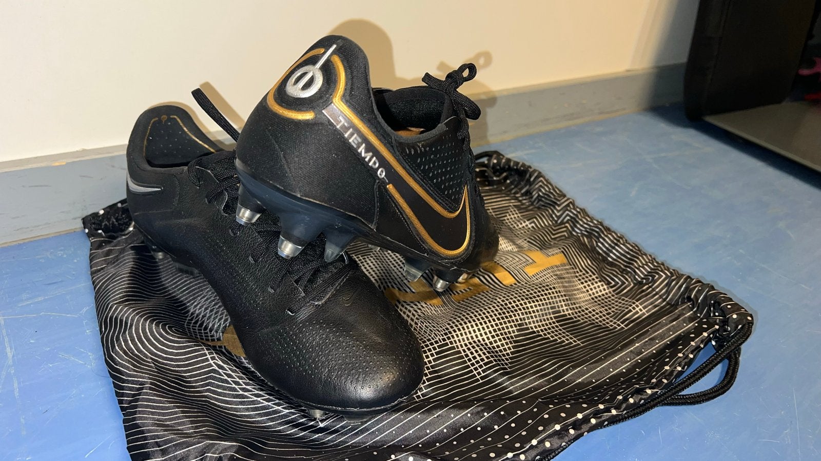 Nike Tiempo Voetbalschoenen - Zwart/Goud, Ophalen of Verzenden, Nieuw, Schoenen