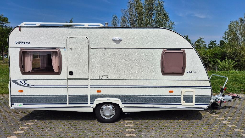 Beyerland Vitesse 450 FB + dorema voortent/luifel, Caravans en Kamperen, Caravans, Particulier, tot en met 4, 750 - 1000 kg, Rondzit