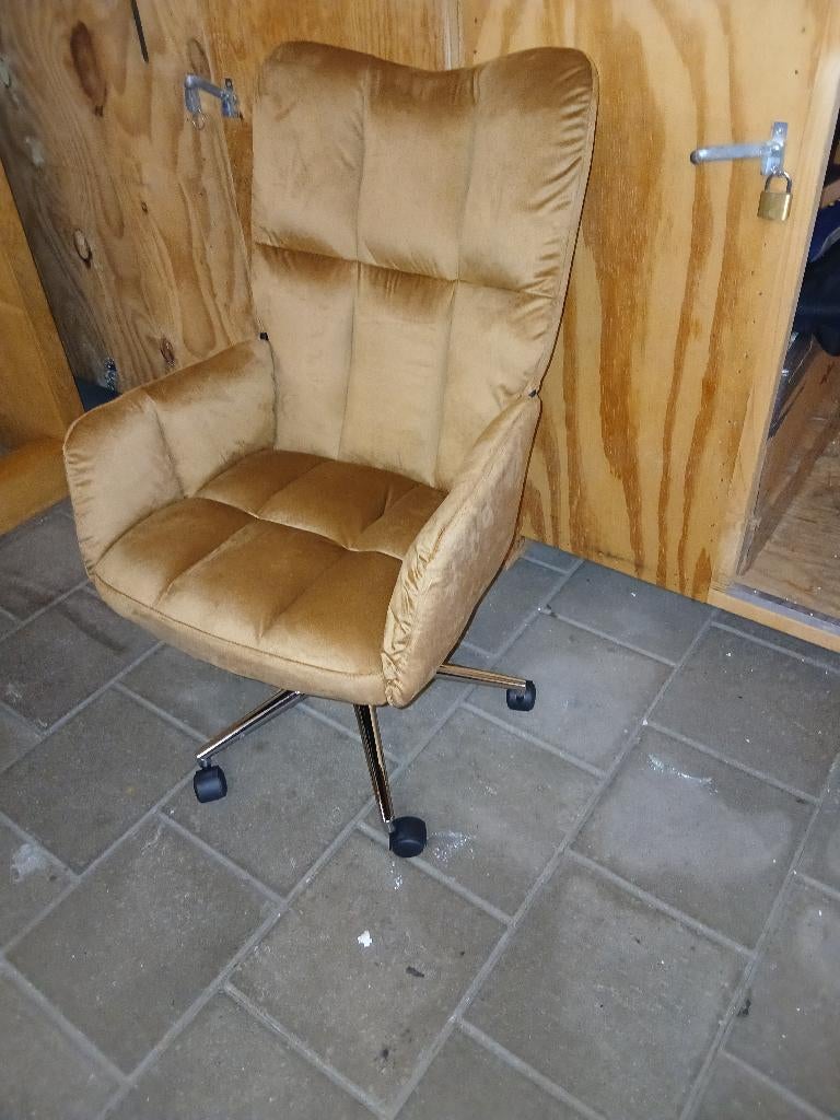 Nieuwe televisiestoel lichtbruin velvet met gasveer, Huis en Inrichting, Fauteuils, Ophalen, Minder dan 50 cm, Stof, .