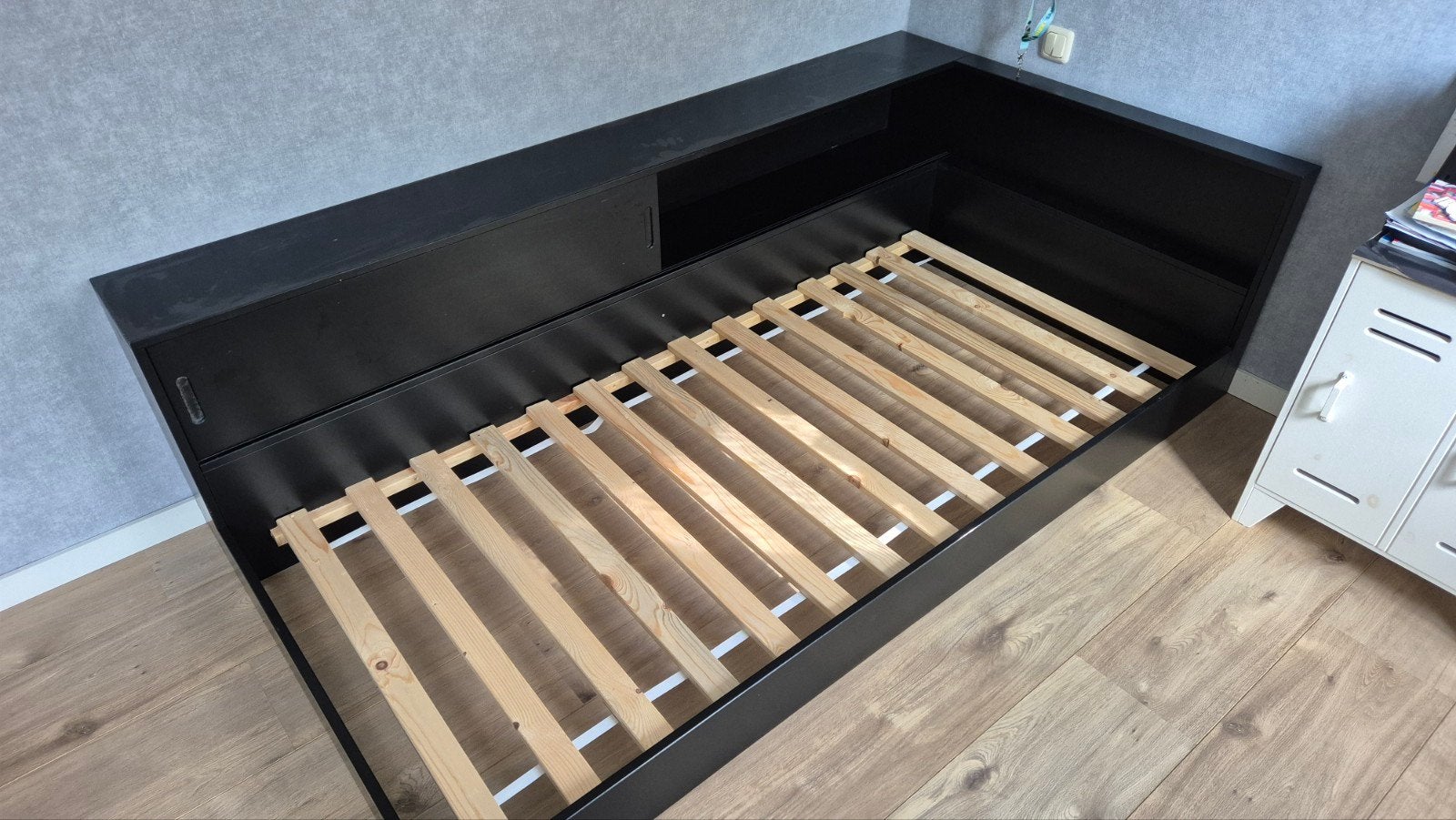Massief grenen bed van Woood, Ophalen, 90 cm, Eenpersoons, Zwart