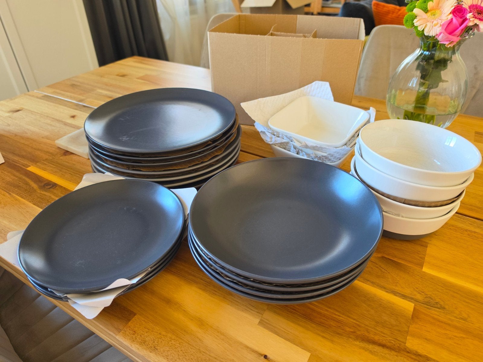 Servies zwart/wit – borden, kommen, schalen, koffiekopjes, Ophalen, Gebruikt, Modern, Aardewerk
