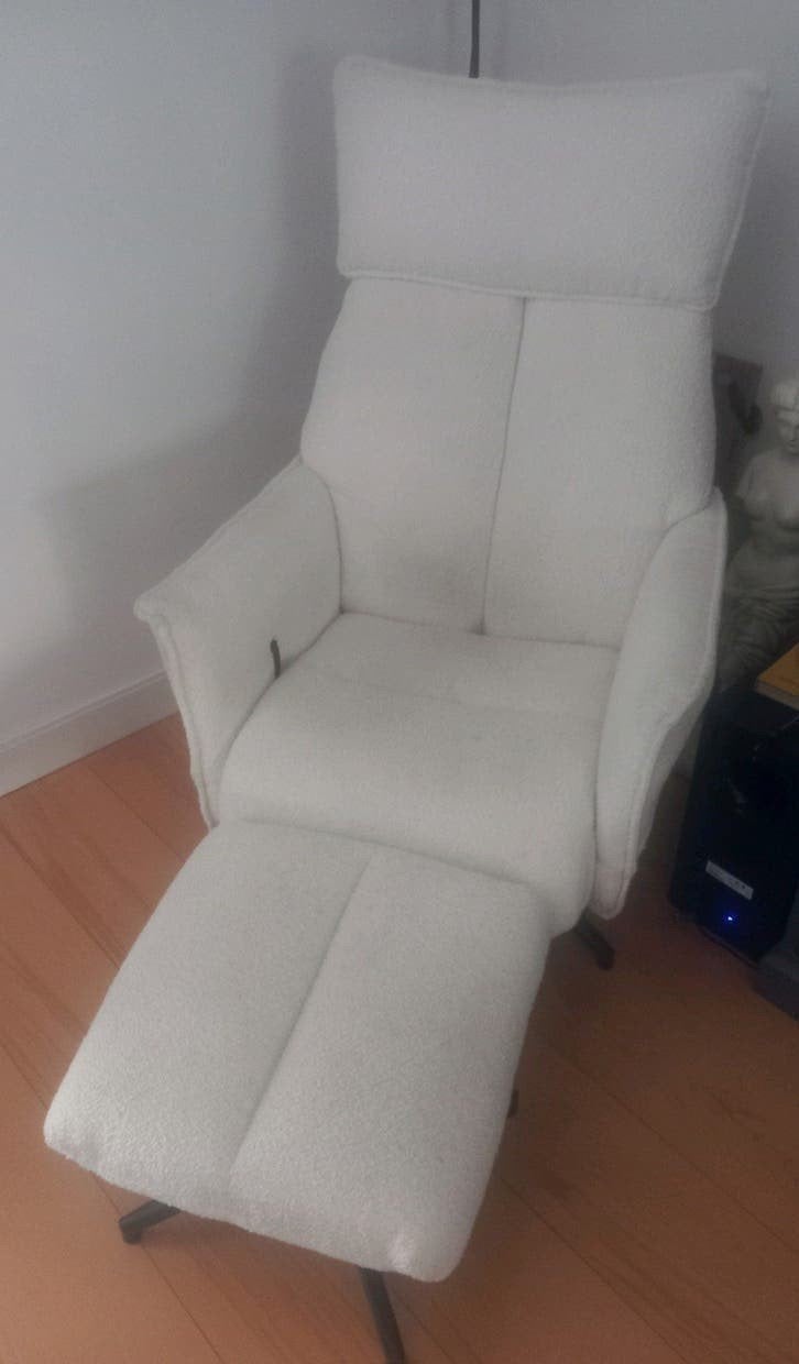 Comfortabele witte fauteuil met voetenbank, Ophalen, Modern, Comfortabel, 75 tot 100 cm, Zo goed als nieuw